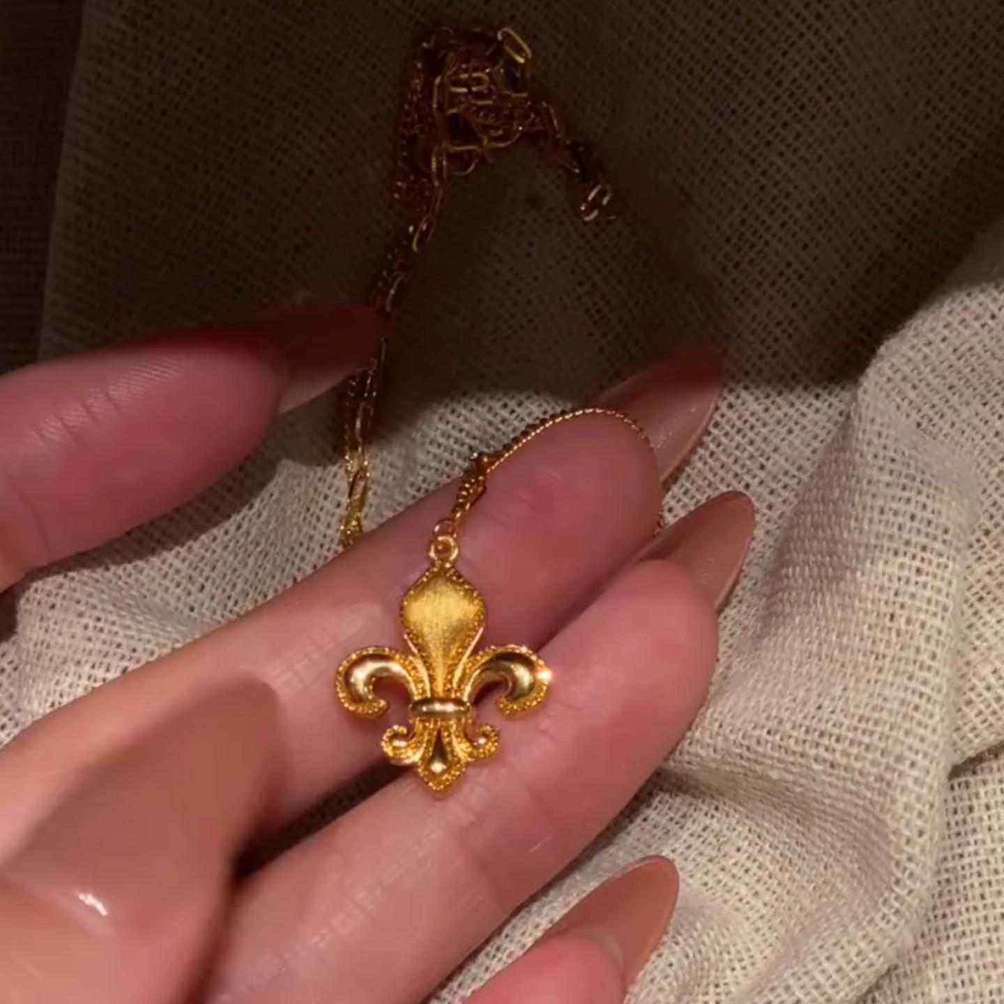 

Iris Flower Necklace - Autumn/Winter Clavicle Chain, Vintage Style with Noble Girly Charm