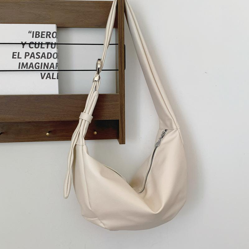 

Ретро сумка-багет из мягкой кожи женская 2025 осень и зима новая нишевая простая сумка-пельмень универсальная сумка-мессенджер для поездок на работу