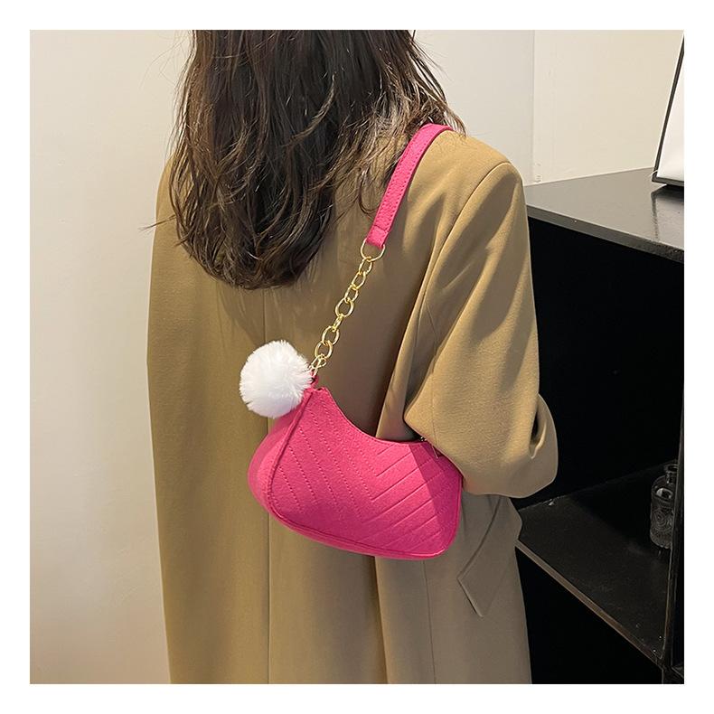 Трендовая повседневная женская сумка с ворсом — фото 15