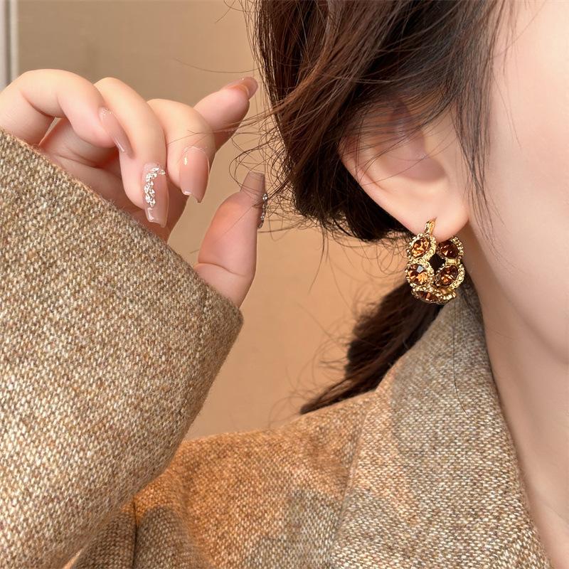 Maillard color crystal circle ear buckle women's unique temperament light luxury earrings new popular high-end stud earrings