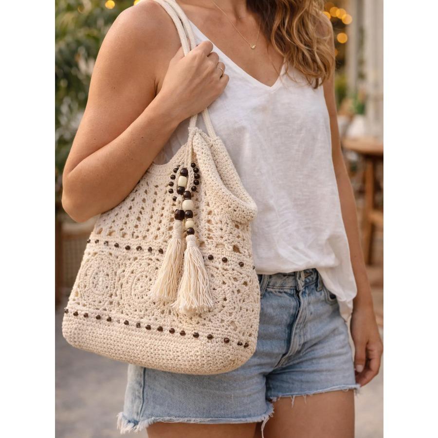 Gehäkelte Tragetasche für Damen Weiß Durchbrochene Stricktasche mit Perlenfransen-Anhänger Verstellbare lange Träger Boho Strandtasche