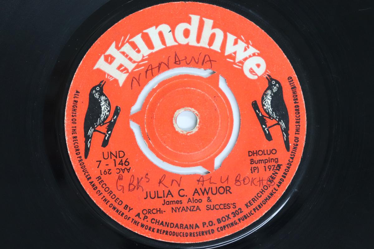 

7-дюймовая пластинка JOTHAM ONONO PADDY, ORCH NYANZA SUC - Julia C. Авуор / Вероник Ичиени UND7146 HUNDHWE 1975 Кения Мировая музыка Б/У
