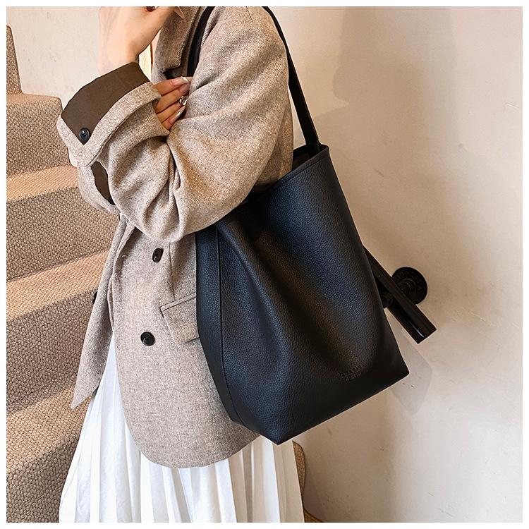 

Модная прямая трансляция 2025, высокое чувство, простая и непринужденная атмосфера, на одно плечо, ручная сумка-ведро для ребенка и мамы. 41*15*38 чёрный