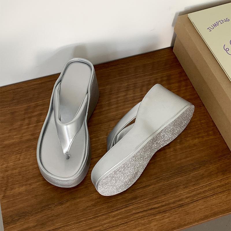 Fashion versatile thick bottom heightening flip-flops women's 2025 new summer wear Internet celebrity beach cool slippers