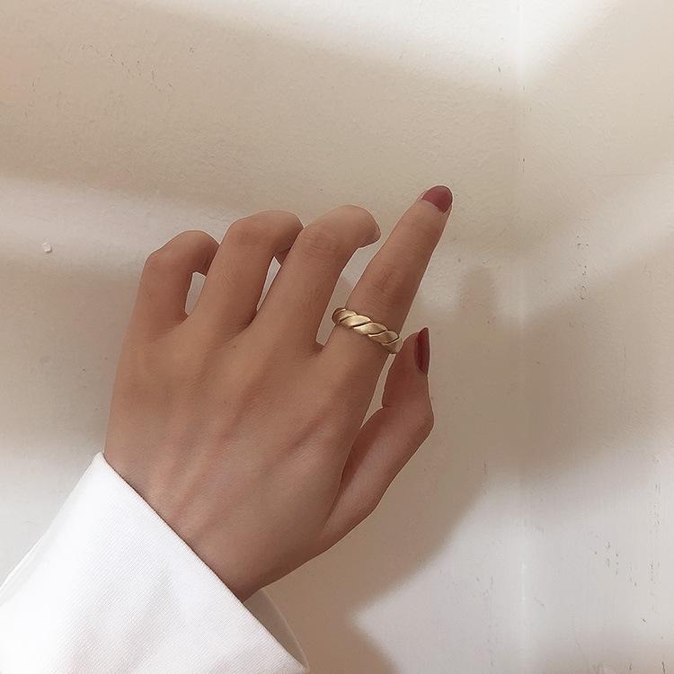 Korean Dongdaemun Retro Twist Metal Open Ring: Women's Versatile Cold Style Accessory