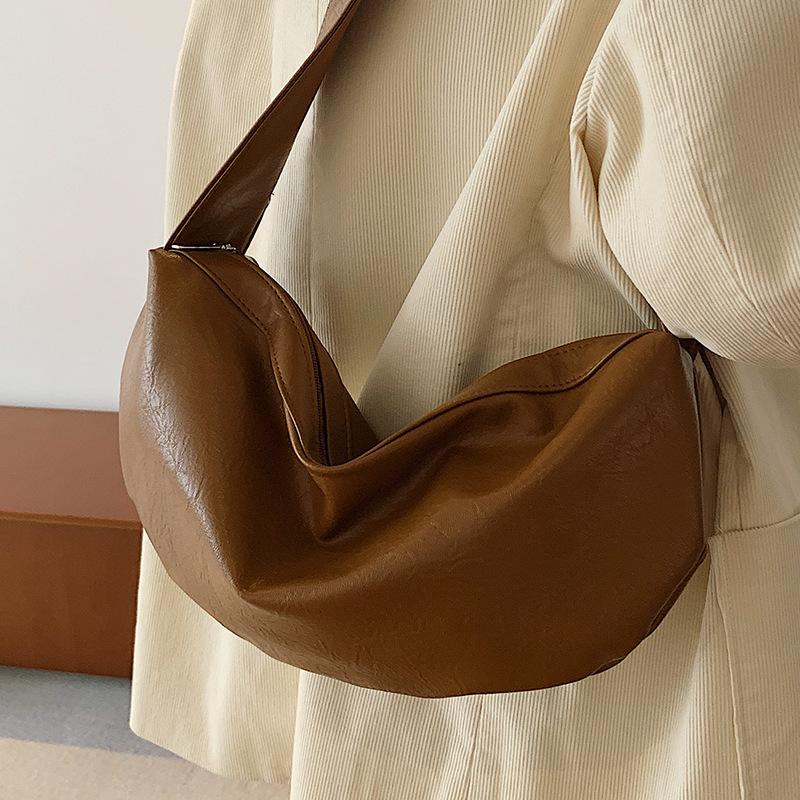 Französische Nischen-Faltenhandtasche für Damen im Herbst und Winter Neue High-End-Umhängetasche für Damen Retro Vielseitige Breiter Riemen Crossbody-Tasche