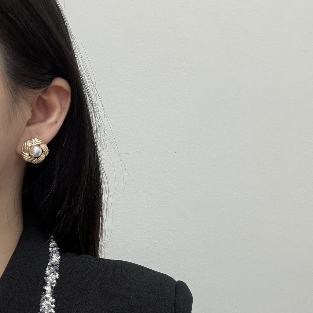 Gold Three-Dimensional Woven Pearl Stud Earrings French Retro Light Luxury Texture High-End Sense Fashion Three-Dimensional Personality