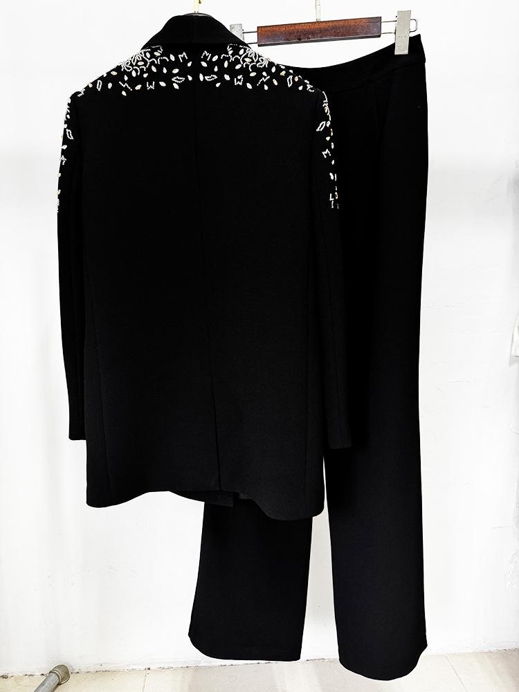 Moda High Street 2026 Collezione Inizio Primavera: Completo Giacca e Pantaloni Elegante con Perline e Strass