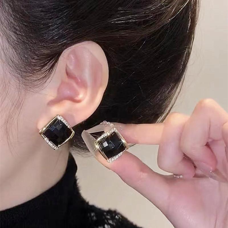 Retro Black Xiaoxiangfeng Stud Earrings Women's Fashion Elegance Temperament High-end Earrings Bow Love Versatile Earrings