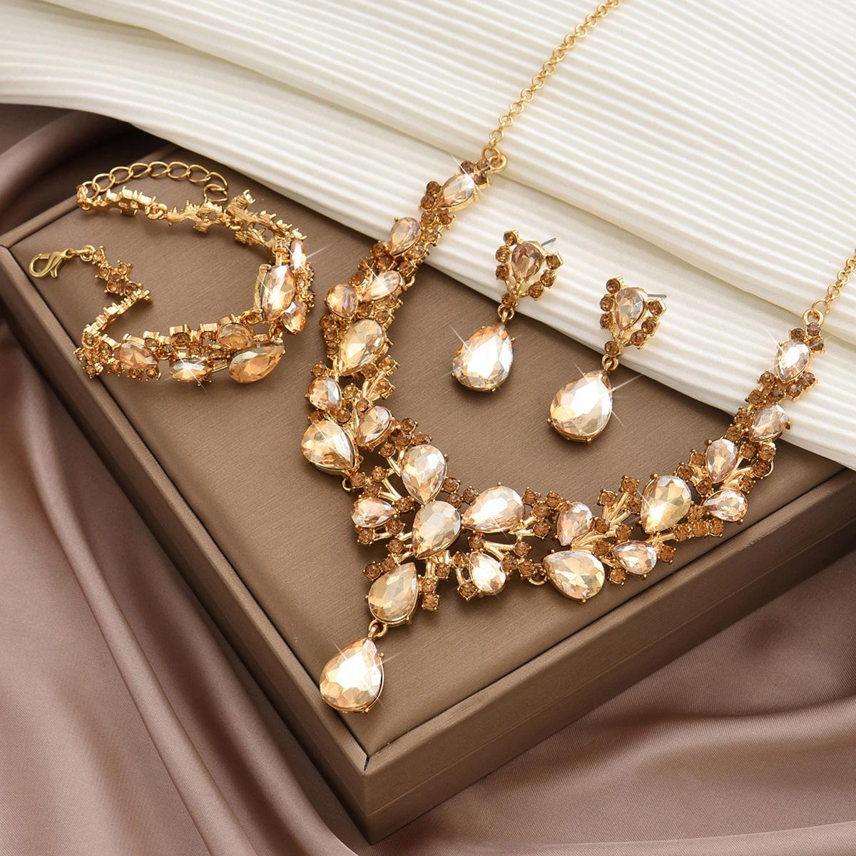 Европейско-американский ретро-набор украшений: Преувеличенные серьги из сплава со стразами, ожерелье и браслет