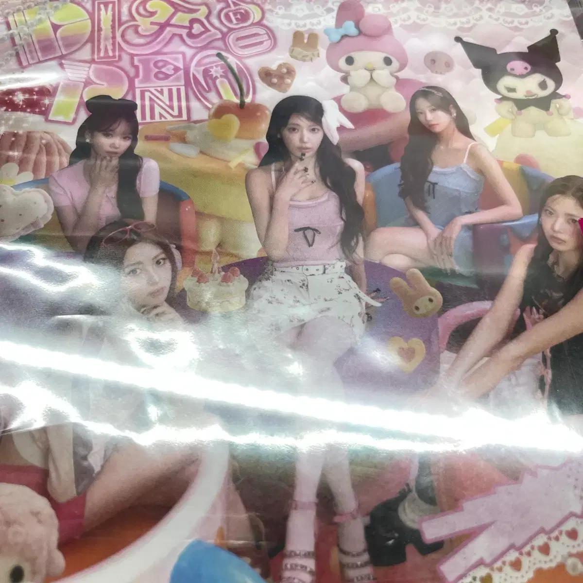 

LE SSERAFIM DIFFERENT Sanrio Simple Public Album (Poka O, Poster O) Used