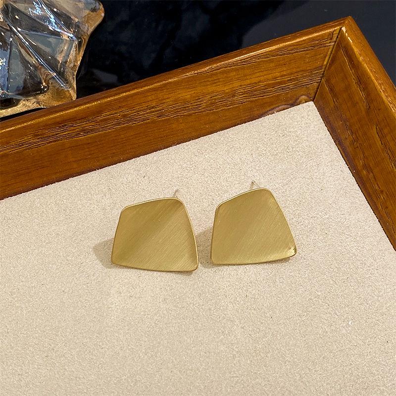 

Серьги-пусеты в виде золотых матовых сердец: Роскошные серьги-кольца высокого класса, коллекция осень-зима 2023