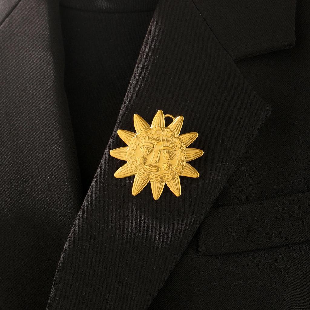 European & American Stainless Steel Luxury Brooch - Non-fading, Niche Design, Anti-exposure, Elegant Lapel Pin.