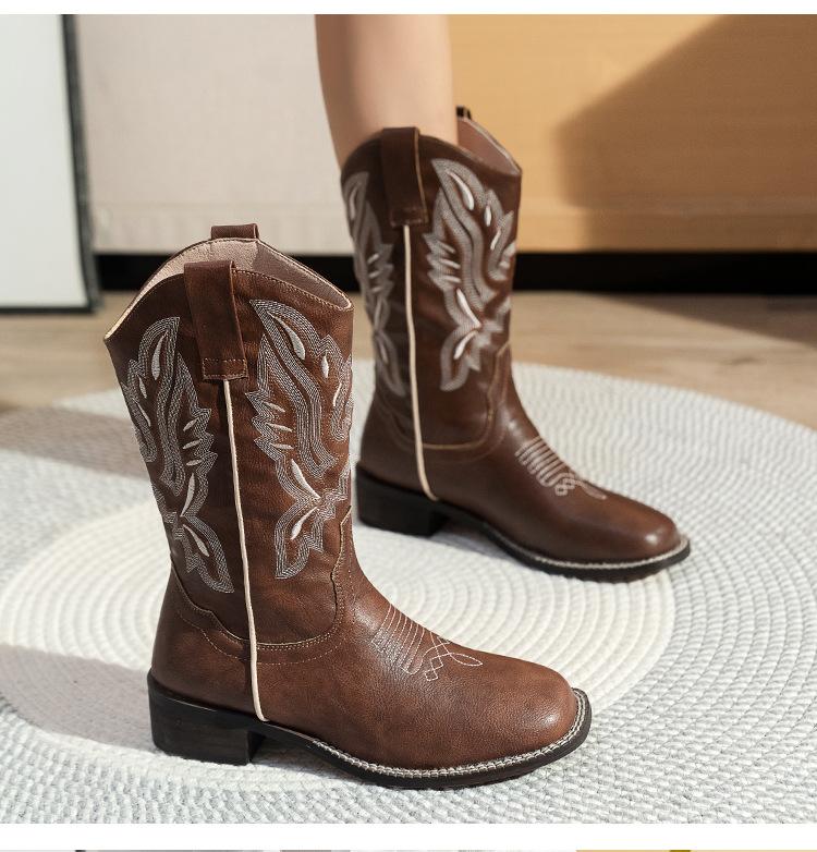 Те же самые ковбойские сапоги в стиле вестерн от He Sui женские 2024 новые ретро-сапоги с вышивкой рыцарские сапоги на толстом каблуке и толстой подошве средней высоты 35 3396₽