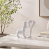 Abstrakte Harzskulptur von Mensch und Hund, Handbemalte Figur zur Darstellung der Mensch-Haustier-Bindung, Intime Kopf-an-Kopf-Figur zur Dekoration für Büro, Wohnzimmer,