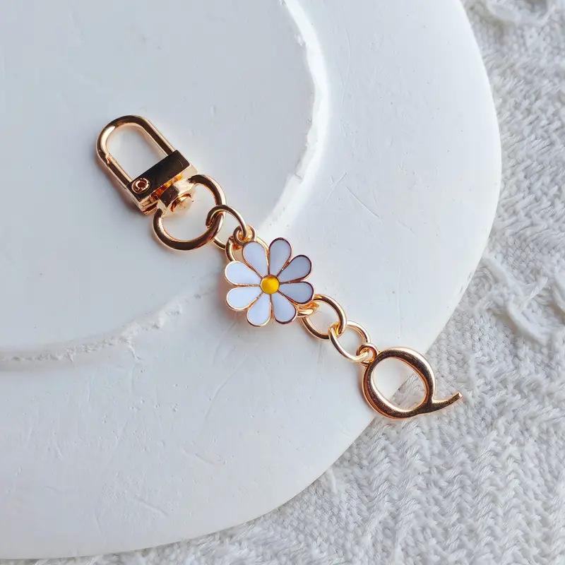 Metal Daisy Letter Keychain Fashion A-Z 26 Letters Keyring Charms Mobile Phone Key Holders Bag Pendant Accessories Couple Gift