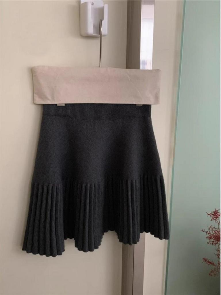 Korean Style Deep Gray A-Line Knit Skirt: Slimming Tummy Support, Petite Pleated Design for Autumn and Winter.