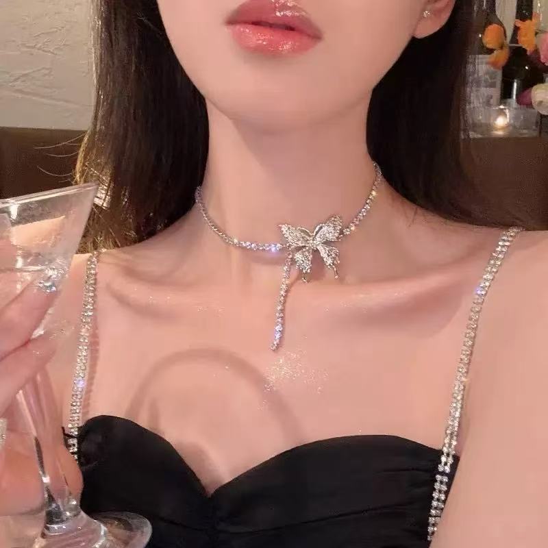 

Light luxury style high-end sense super flash zircon water drop necklace niche design gentle wind personality versatile female collarbone chain