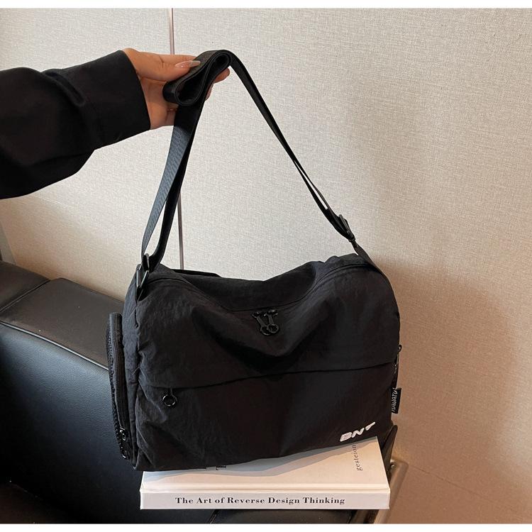 

Niche fashion bag new lightweight travel sports nylon bag casual versatile shoulder messenger bag чорний