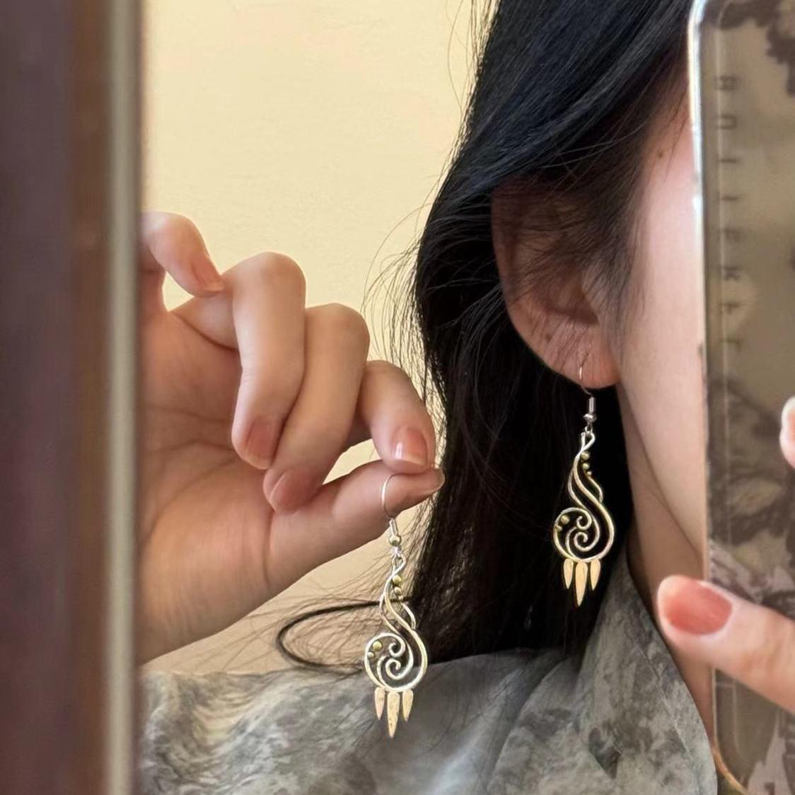 

Этнические геометрические серьги из сплава: Ретро-китайский стиль с асимметричным дизайном Sheng Ear Hook