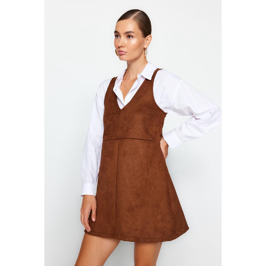 فستان جيليه سويدي قصير محبوك بني برقبة على شكل حرف V Twoaw24el00543