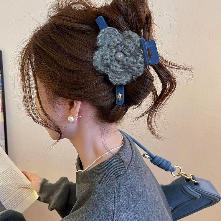 

2025 Elegant Wool Flower Claw Clip - Large Winter Hair Accessory