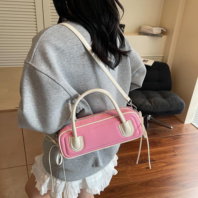 Nischdesignväska dam ny mode mångsidig axelremsväska high-end känsla kontrastfärg bärbar baguetteväska