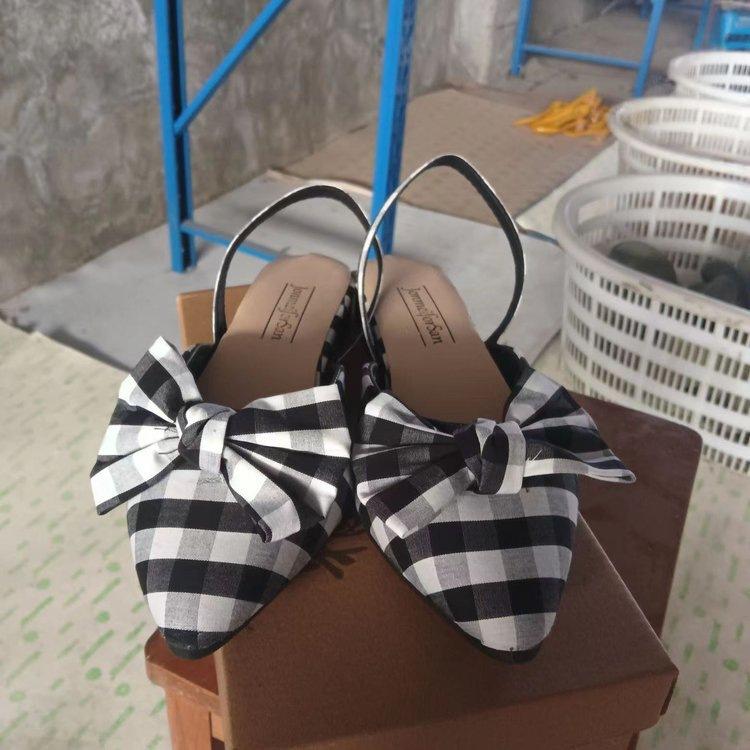 Hochwertige französische leere Einzelschuhe hinten Neue Sandalen mit halber Tasche vorne im Sommer