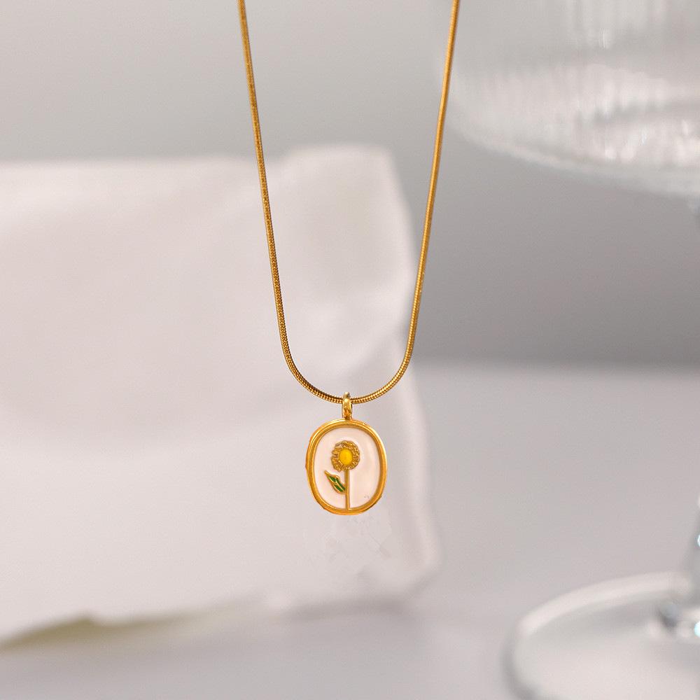 INS Style 18K Gold-Tone Titanium Necklace: French Retro Oval Resin Small Flower Pendant - Fade-Resistant Stainless Steel Design for Women.