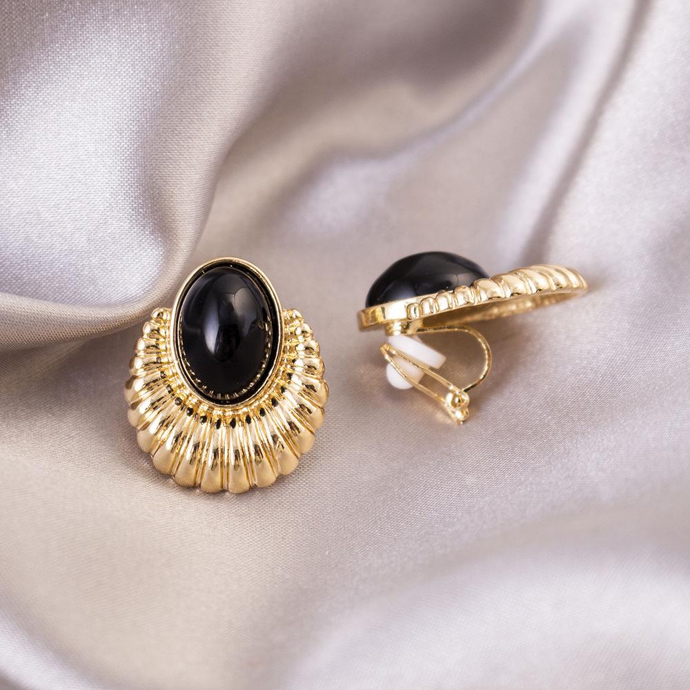 Elegant Clip-On Triangle Earrings for Non-Pierced Ears - Versatile, Light Luxury for Everyday Wear.