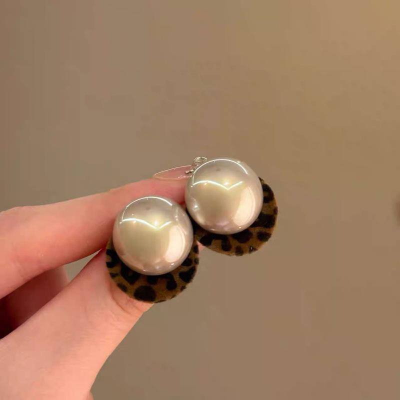 Elegant Retro Flocked Leopard Print Pearl Stud Earrings - Autumn/Winter Trendy Design for Women
