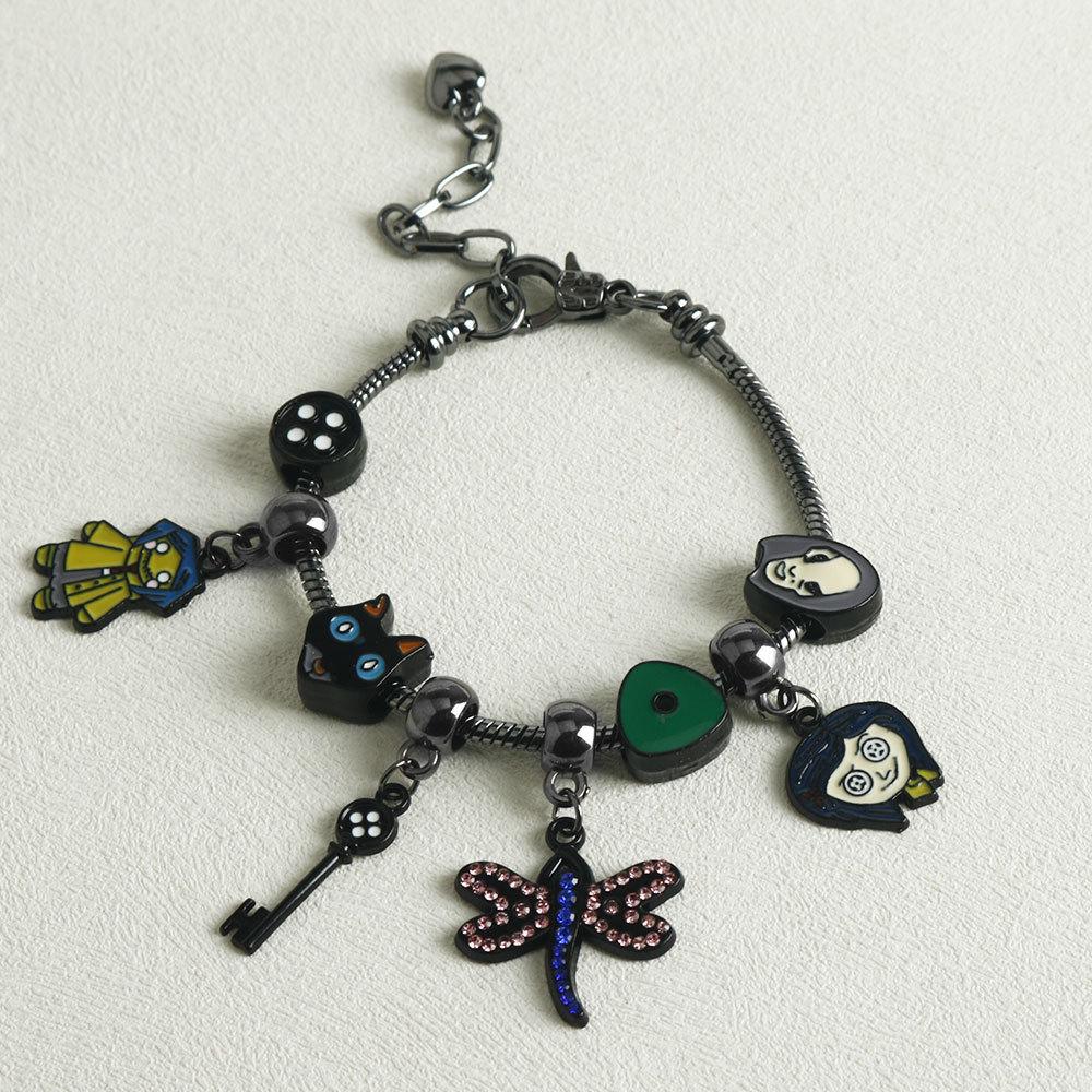 Anime Coraline die geheime Tür Armband Anhänger Coraline Emaille Anhänger Cosplay Geschenk für Männer Frauen Rucksack Schmuckzubehör