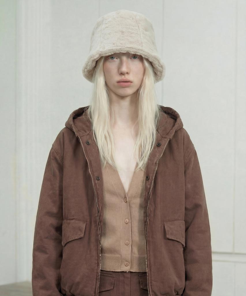 Eondeokeonteulolseutyudio Winter Fur Bucket Hat Stand Bucket / Fur / Mink Iv