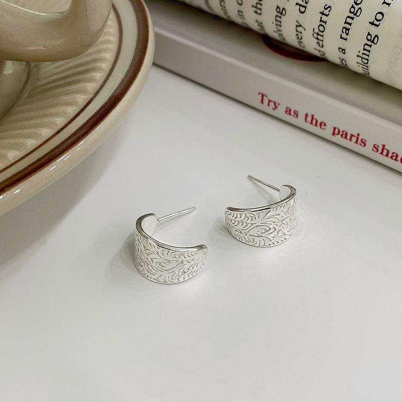 C-shaped Wide-face Tang Grass Pattern Earrings New Chinese Simple Pattern Earrings Niche Design Sense