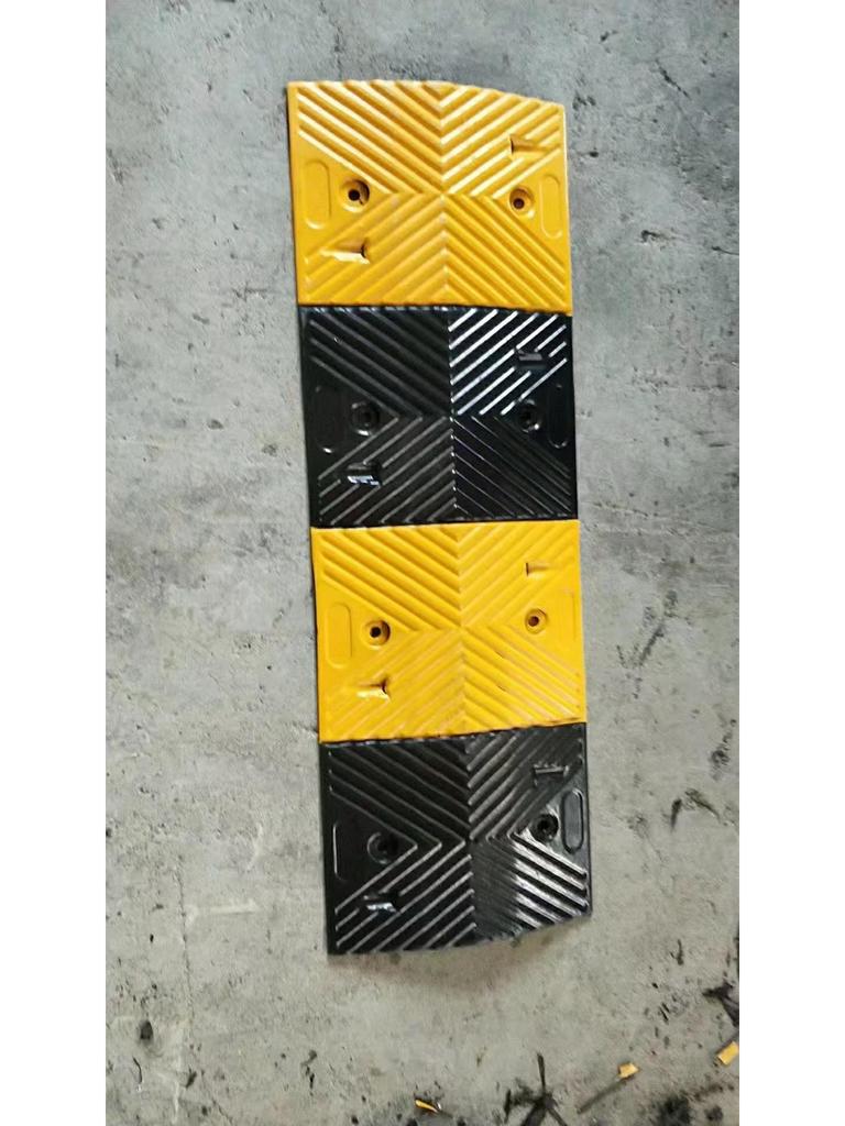 Rubber Speed Bump Curb Ramp Mat for Road, Parking, and Doorway Use