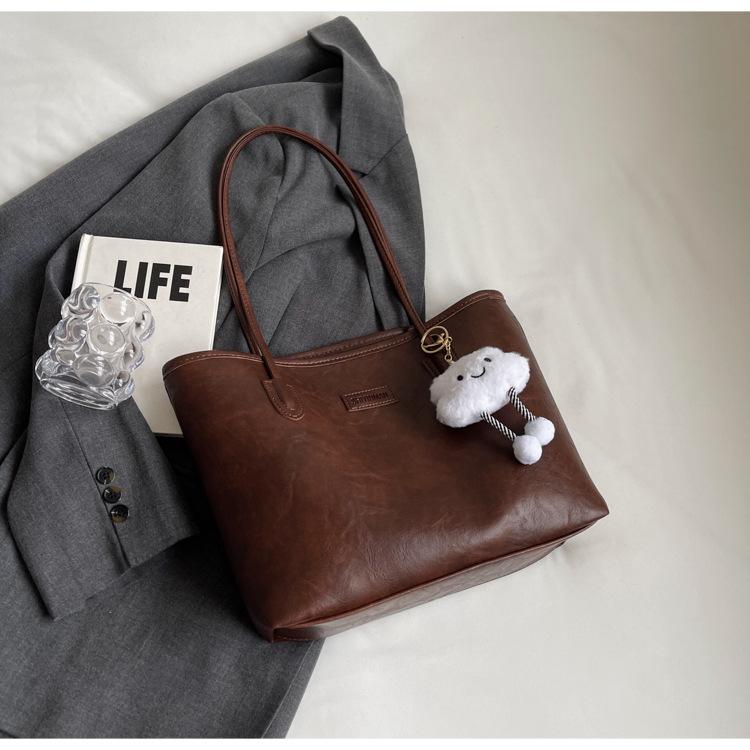 

Simple texture big bag women s 2025 new retro fashion large capacity shoulder bag casual commuter tote bag tide темно-коричневого
