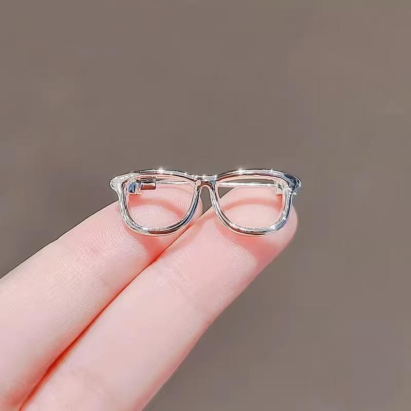 1pc Exquisite And Fashionable Gold and Silver Dual Color Glasses Design Brooch Unlocks Personalized and Niche Fashion Matching