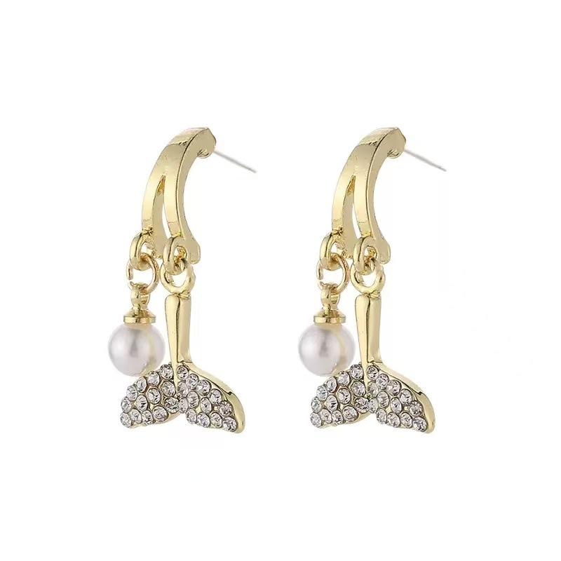 New fashionable versatile earrings, Korean retro flash diamond pearl studs, light luxury high-end fishtail earrings