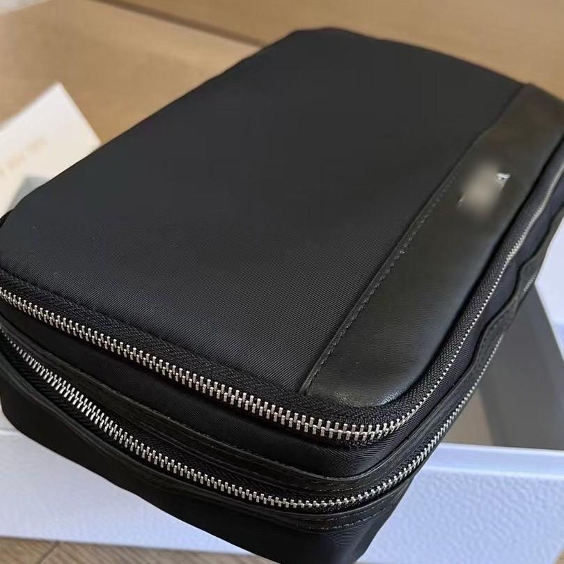 2025 4 Parça Hediye Seti: Pudra Fırçası, Kalem, Siyah Portföy & Çift Katmanlı Kozmetik Çantası