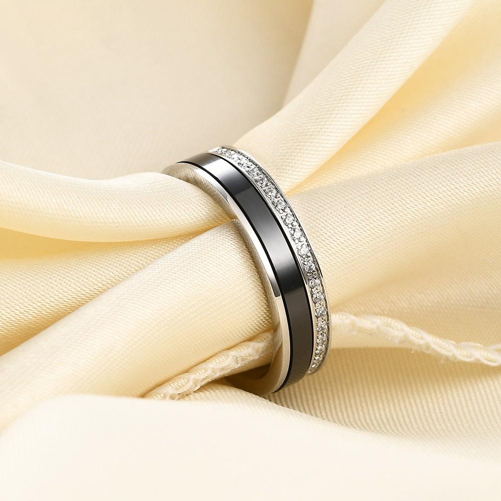Fashionable and individual 5.5MM black and white single-row diamond-encrusted ceramic rotatable ring for women's wedding as a gi
