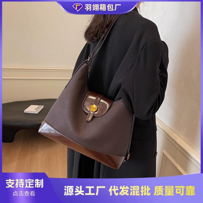 Retro Commuter Tote Bag Women's Large Capacity Autumn and Winter New Niche Design Shoulder Bag Backpack