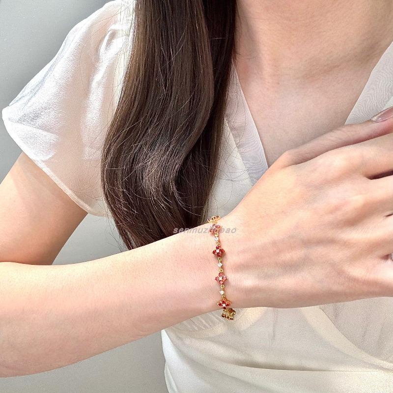 Zircon lucky grass flower bracelet new popular French retro bracelet light luxury high-end jewelry wholesale