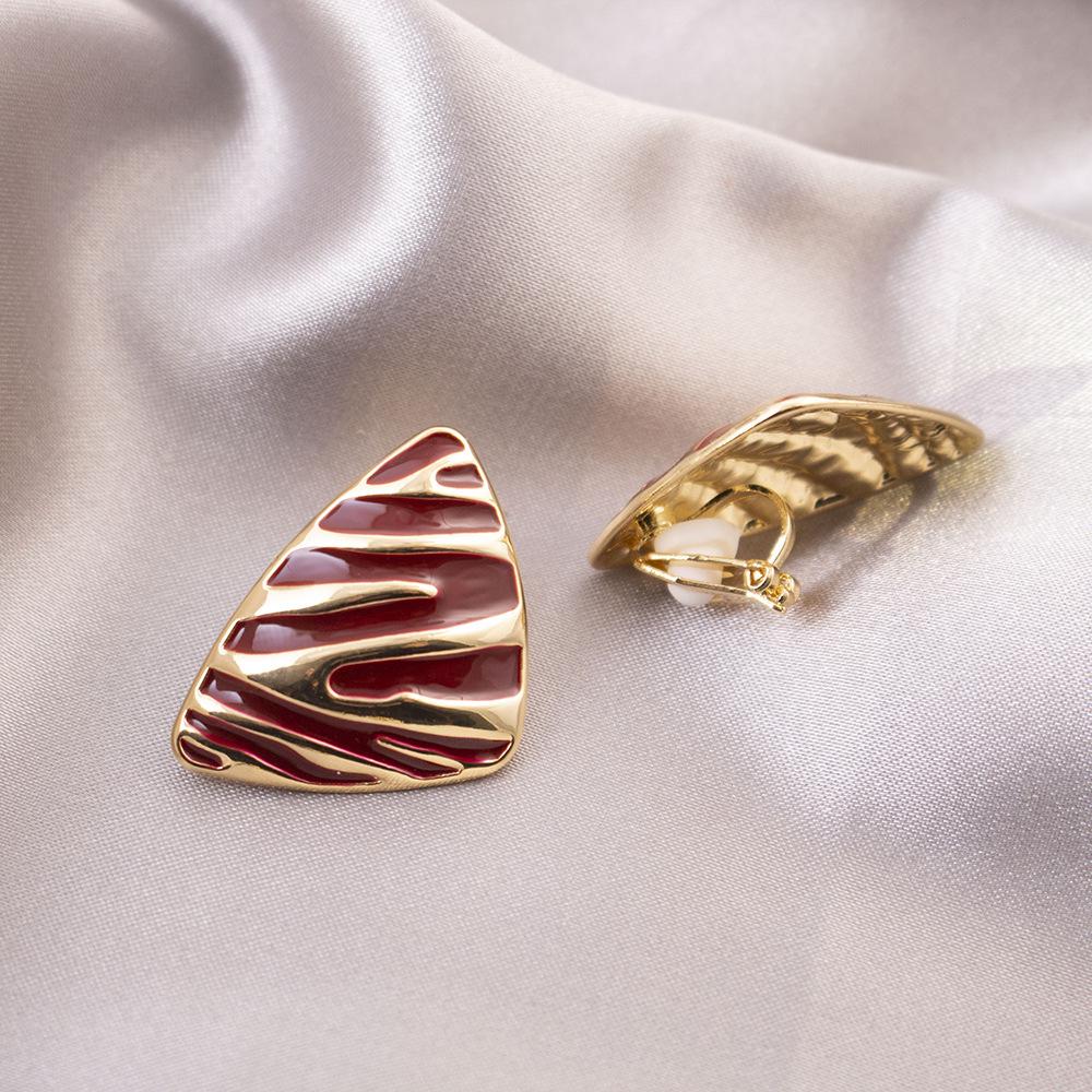 Brincos de pressão triangulares elegantes para orelhas não furadas - Versáteis e com um toque de luxo leve para o uso diário.