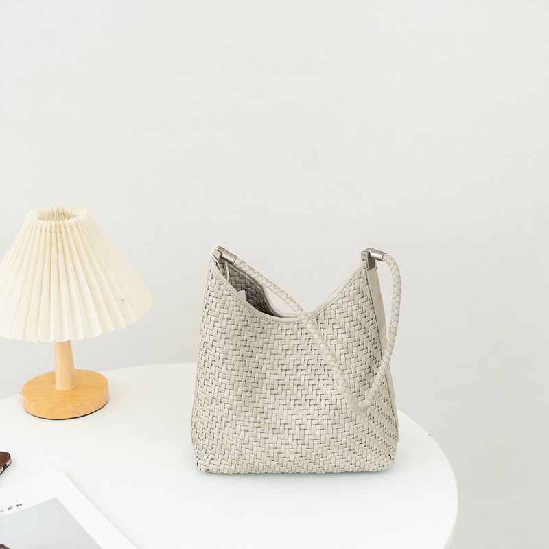 

Повседневный стиль Модная плетеная сумка-подмышка Женская 2025 Новая универсальная сумка-мессенджер из мягкой кожи Нишевая сумка на плечо Мода Mi Yue Mi Grey