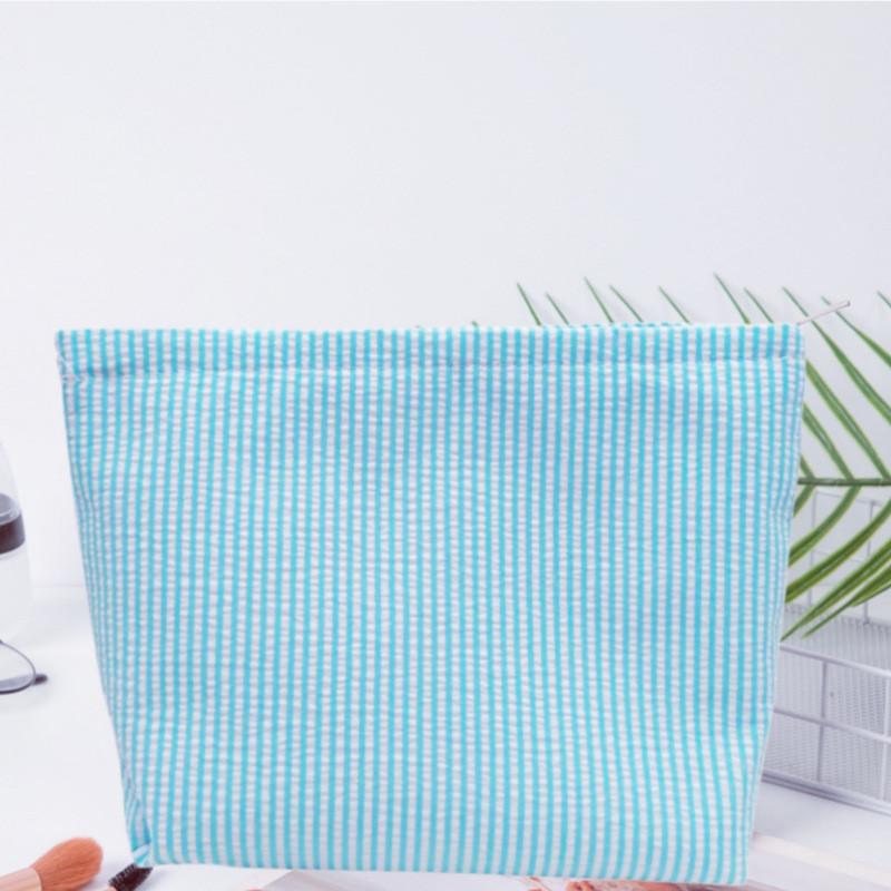 Modern Striped Polyester Toiletry Bag With Breathable Design For Travel And Daily Use