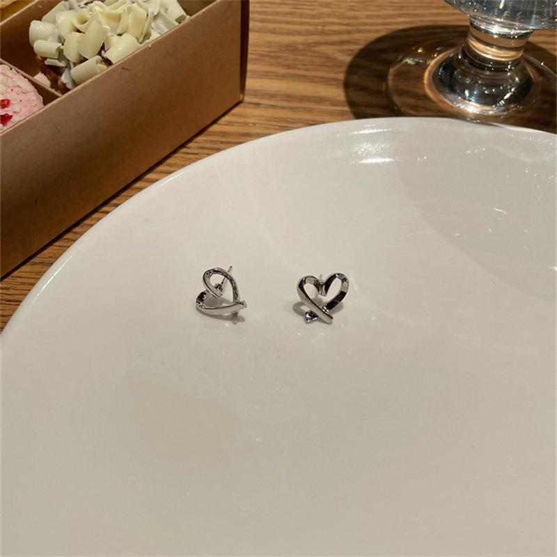 "Korean Simple Fashion Alloy Heart Earrings for Women"