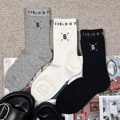 Calzini a metà polpaccio semplici e alla moda per uomo e donna, neri e bianchi con numero 6 ricamato, calzini alla moda in puro cotone