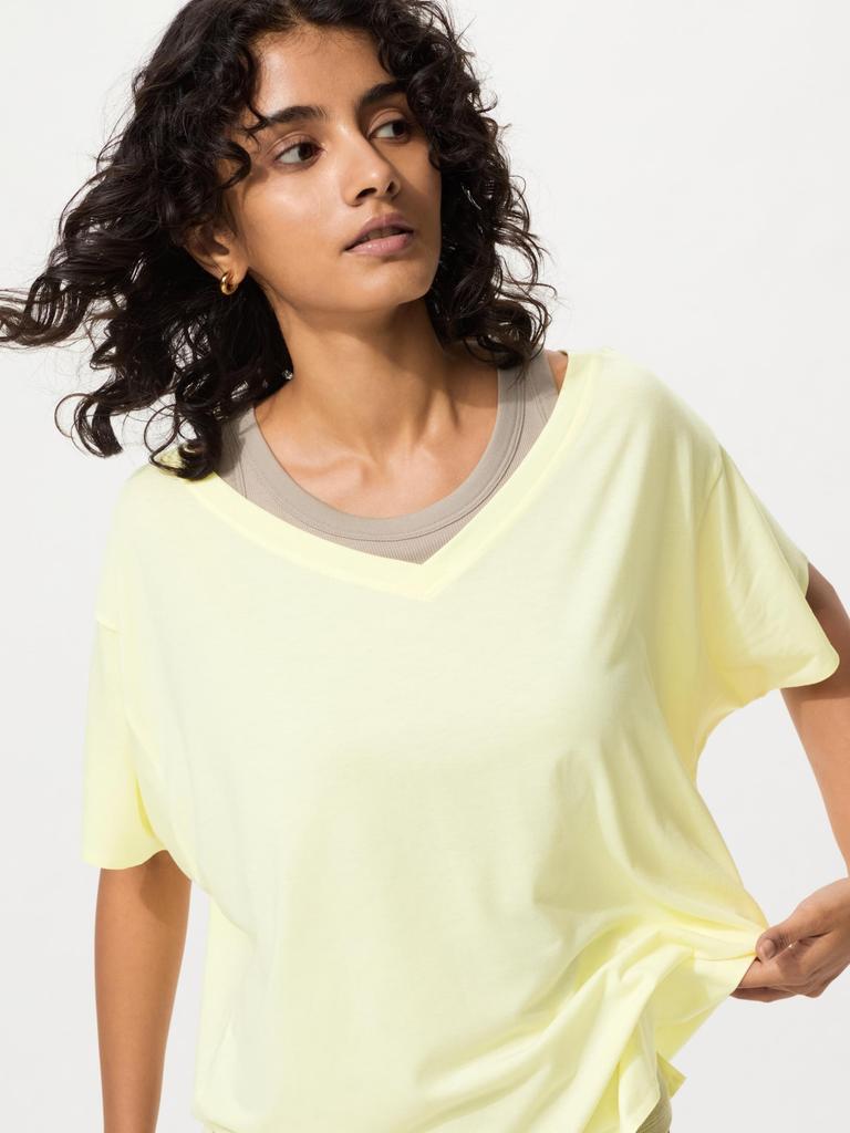 Uniqlo Japan Air RhyThm Relaxed V Neck T