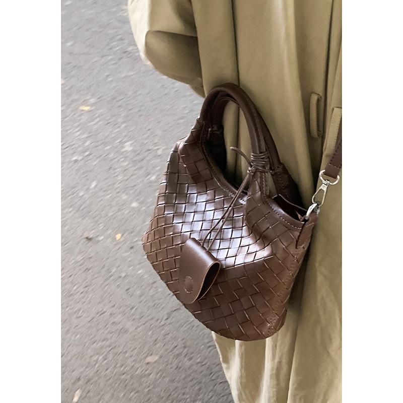 

Vintage niche commuter handbag women s bag 2025 new woven bucket bag simple shoulder messenger bag коричневый