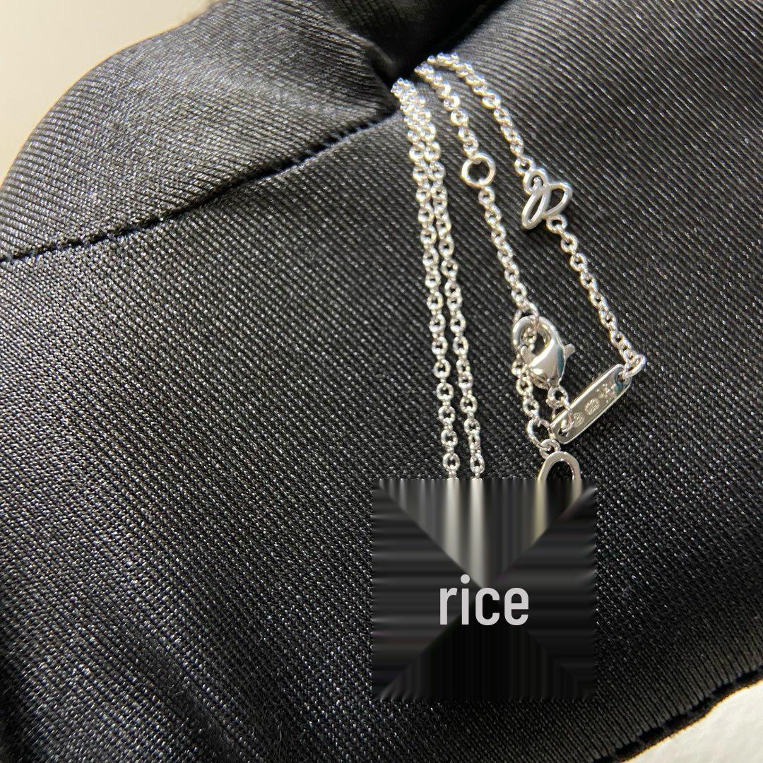 2025 Elegant V Gold Clavicle Chain with Full Diamond Lace Design for Women
